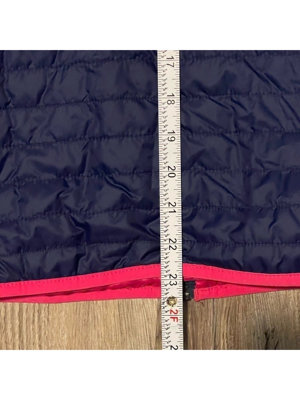Women's Vineyard Vines Puffer Vest Zip Up Size Medium M Navy Pink - Picture 11 of 11